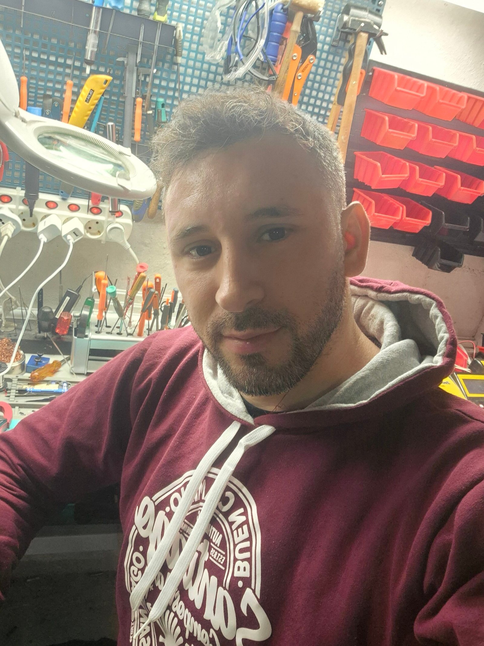 Marcos Pérez Goyeneche en su taller de electrónica del automóvil
